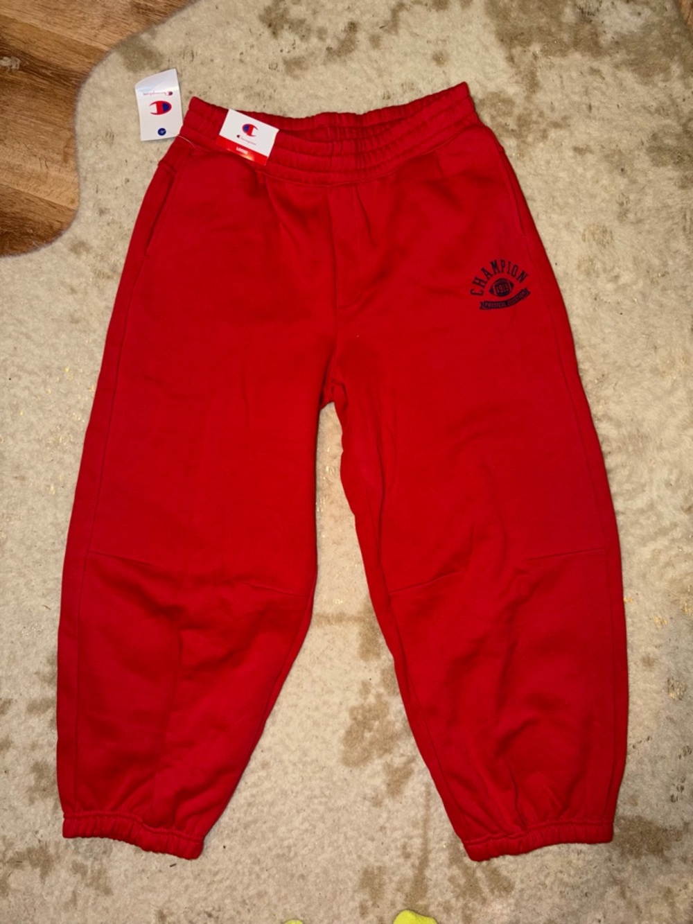 Champion women’s  Red loose cropped Sweatpants baggy BNWT Medium Cute